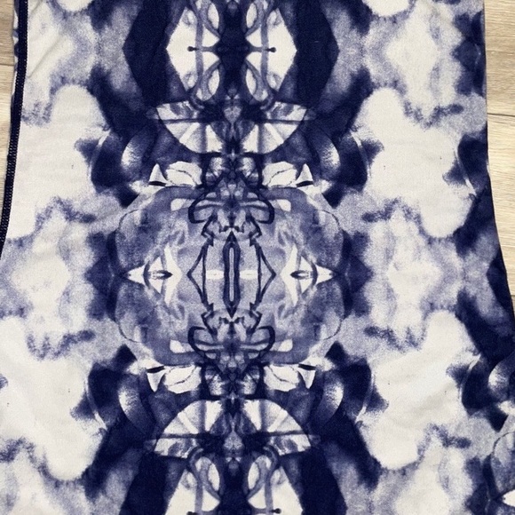 Lululemon blue and white patterned razor back tank top Size 4 - Picture 7 of 7